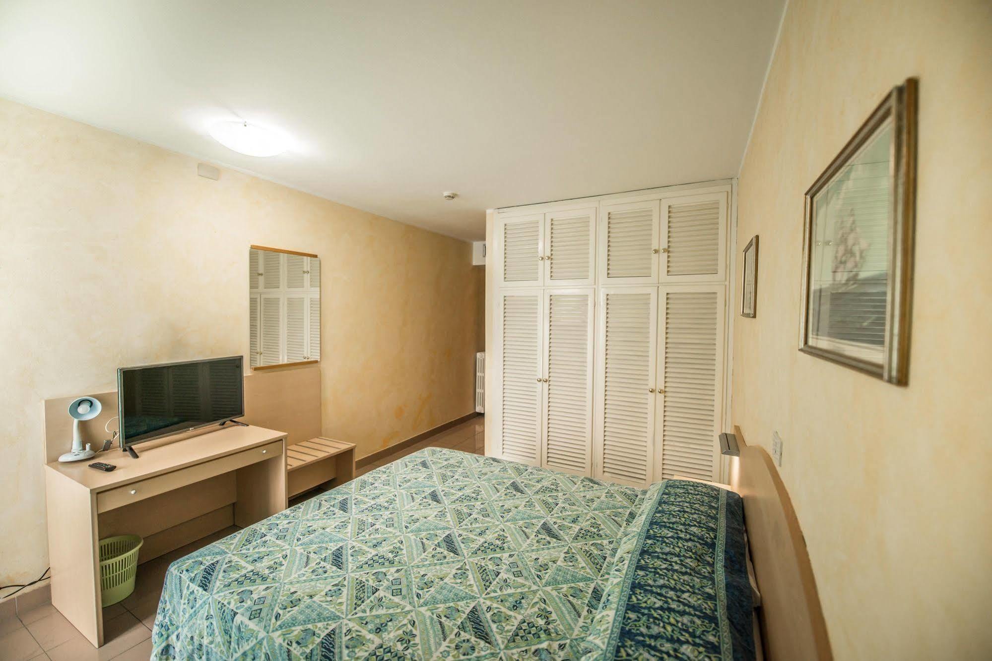 Hotel Johnson เปสเคียรา เดล การ์ดา ภายนอก รูปภาพ
